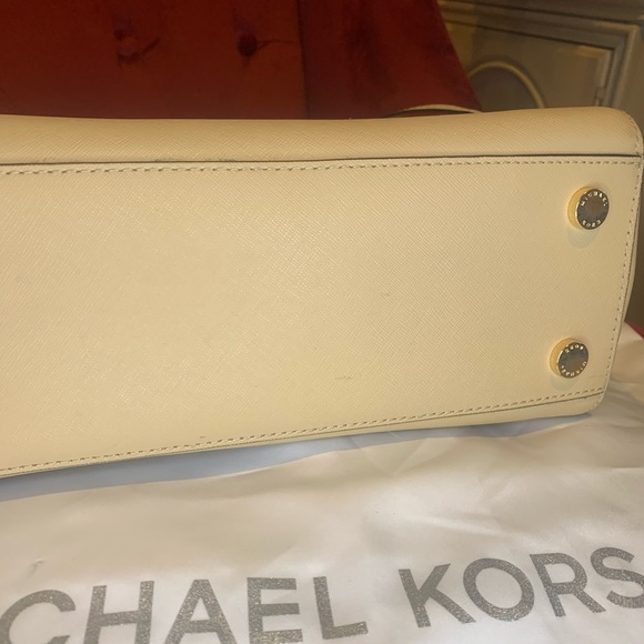 Micheal Kors handbag in gorgeous, versatile beige color with dust bag - Picture 10 of 10